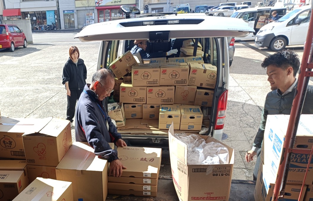 給水・給食で余った食品をフードバンクなどに提供しました。